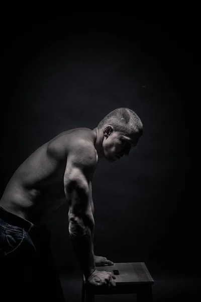 Portrait d'un beau bodybuilder masculin, sur un fond noir i — Photo