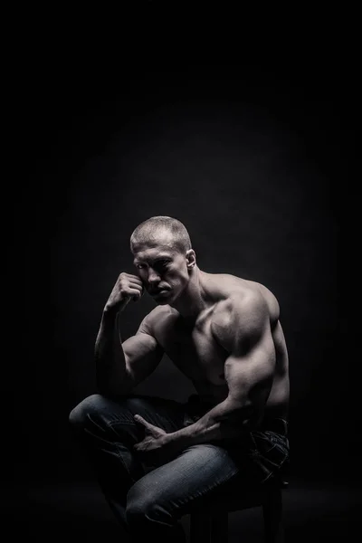 Portret siedzącego mężczyzny nadwozia, na czarnym tle iso — Zdjęcie stockowe