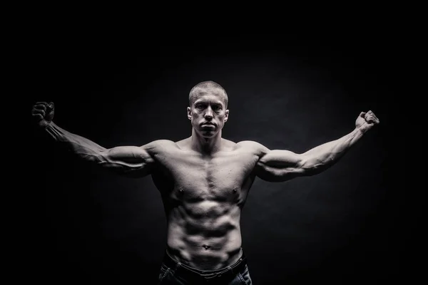 Portrét mužského kulturista, namáhání svalů ve sportu představují — Stock fotografie