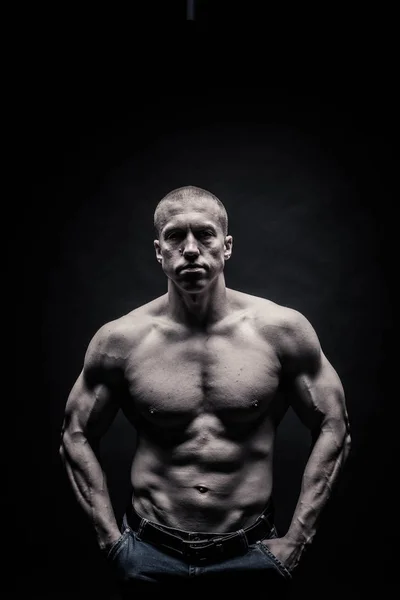 Portret van een mannelijke bodybuilder, persen spieren in sport vormen — Stockfoto