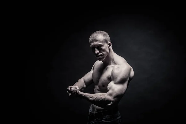 Portrait d'un bodybuilder masculin sur fond noir isolé. m — Photo