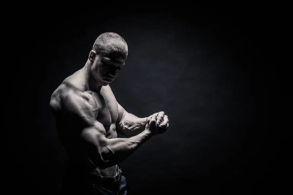 Portret van een mannelijke bodybuilder op een zwarte achtergrond geïsoleerd. m — Stockfoto