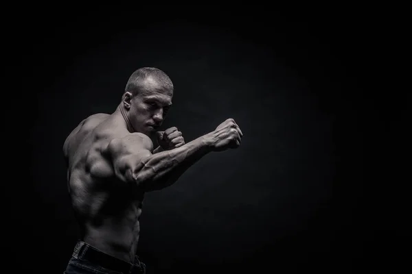 Πορτρέτο του ένα αρσενικό bodybuilder πάνω σε μαύρο φόντο που απομονώνονται. m — Φωτογραφία Αρχείου