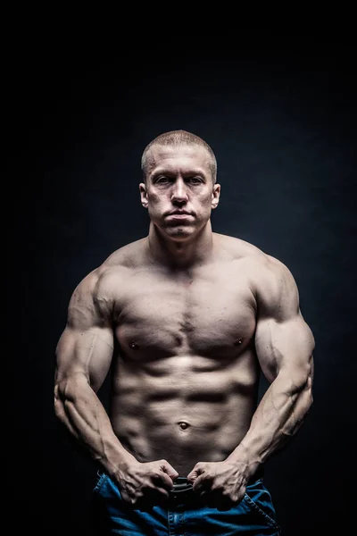 Portret van een mannelijke bodybuilder op een zwarte achtergrond geïsoleerd. m — Stockfoto