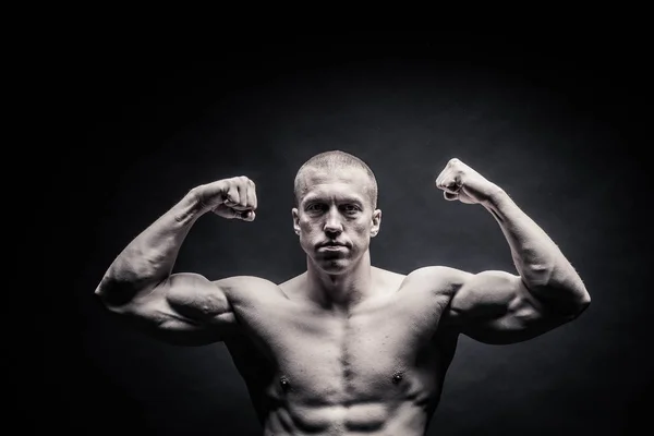 Portret van een mannelijke bodybuilder op een zwarte achtergrond geïsoleerd. m — Stockfoto