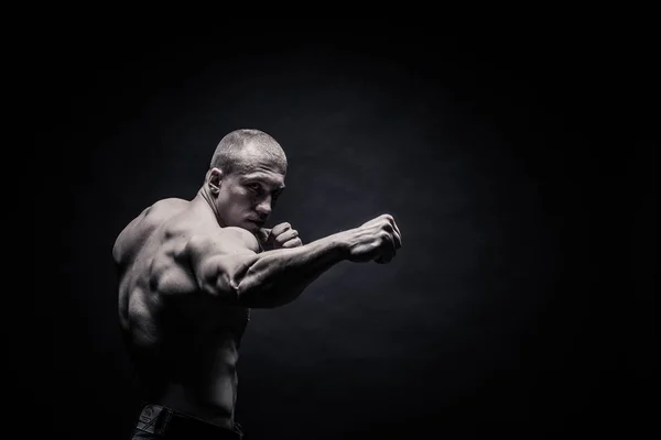 Ritratto di un bodybuilder maschile, tendente muscoli in posa sportiva Fotografia Stock