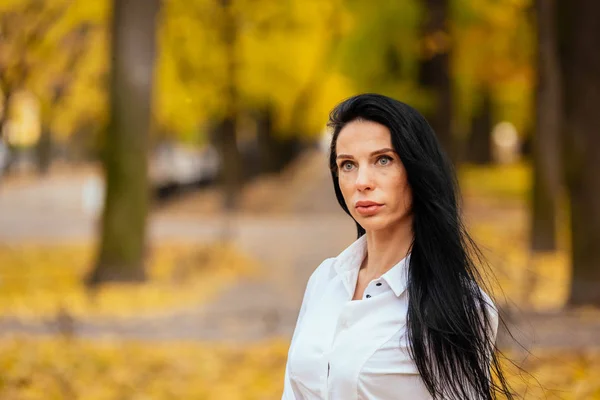 Portrait of a beautiful young girl walking along the autumn park — Stock Photo, Image