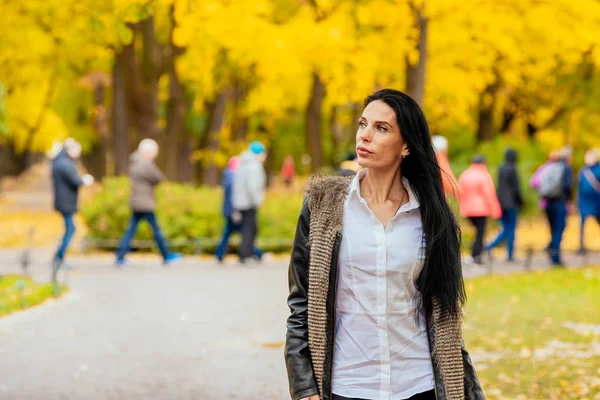 sonbahar park boyunca yürüyen güzel bir genç kız portresi