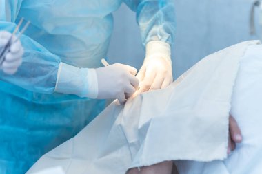 Ameliyatı yapacak cerrah ve asistan hekim elinde ben