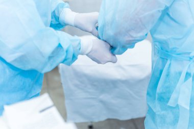 Doktor asistanı steril lateks eldiven giy yardımcı olur
