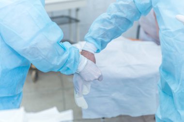 Doktor asistanı steril lateks eldiven giy yardımcı olur
