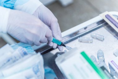 Tıbbi bir tabloda bir Yardımcısı tarafından hazırlanan bir cerrahi alet