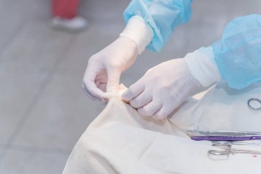 bir kadının ayak üzerinde yapan cerrah doktor eller. Kavramı ph