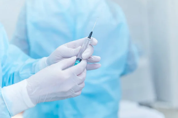 Bir anestezist, Tıp ' dan alıyor eline — Stok fotoğraf