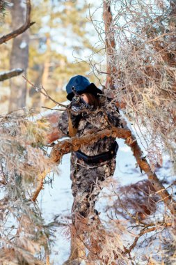 Avlanmayı, holding silahı hazır kamuflaj giysili kadın avcısı bir