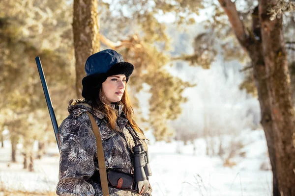 Mujer cazadora en ropa de camuflaje lista para cazar, sosteniendo un arma de fuego —  Fotos de Stock