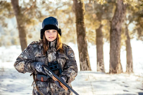 Retrato de uma bela jovem caçadora em uma floresta de inverno, re — Fotografia de Stock