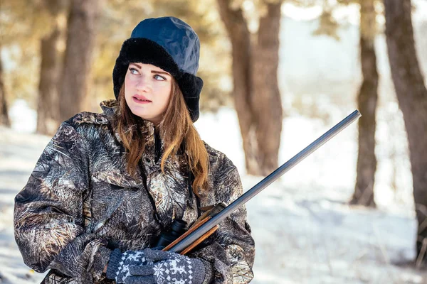 Mujer cazadora en ropa de camuflaje lista para cazar, sosteniendo un arma de fuego — Foto de Stock