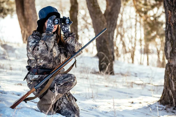 Mulher caçadora em roupas de camuflagem pronto para caçar, segurando arma um — Fotografia de Stock