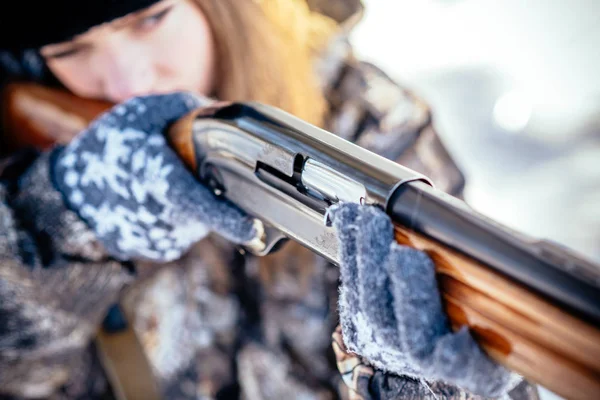 Mujer cazadora en ropa de camuflaje lista para cazar, sosteniendo un arma de fuego — Foto de Stock