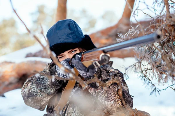 위장 옷 사냥, 총을 들고 준비가 여성 헌터는 — 스톡 사진