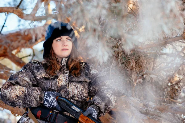 Retrato de una hermosa joven mientras caza en un alfiler de invierno — Foto de Stock