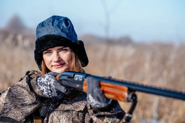 Female hunter in camouflage clothes ready to hunt, holding gun a — Stock Photo, Image
