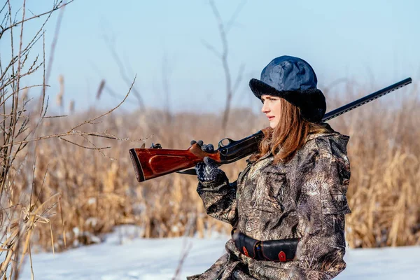 Mulher caçadora em roupas de camuflagem pronto para caçar, segurando arma um — Fotografia de Stock