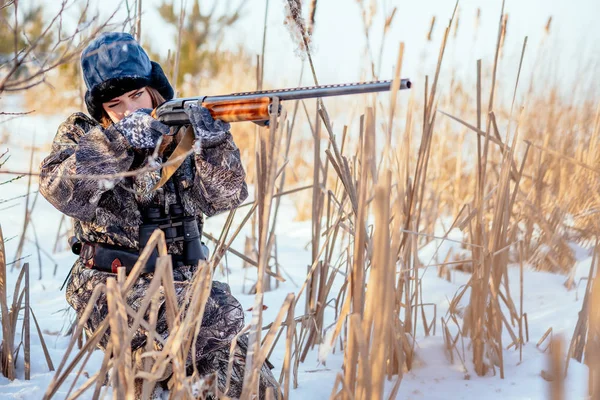 Mujer cazadora en ropa de camuflaje lista para cazar, sosteniendo un arma de fuego —  Fotos de Stock