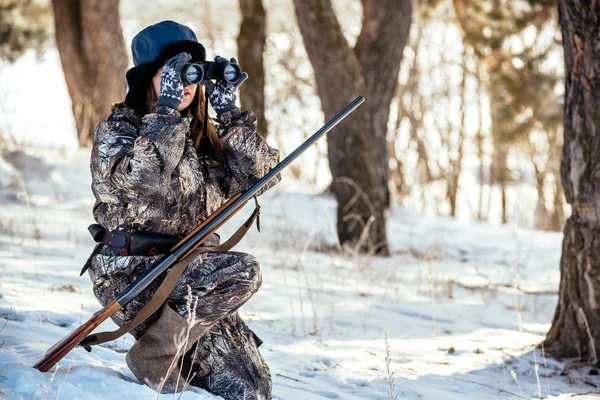 위장 옷 사냥, 총을 들고 준비가 여성 헌터는 로열티 프리 스톡 사진