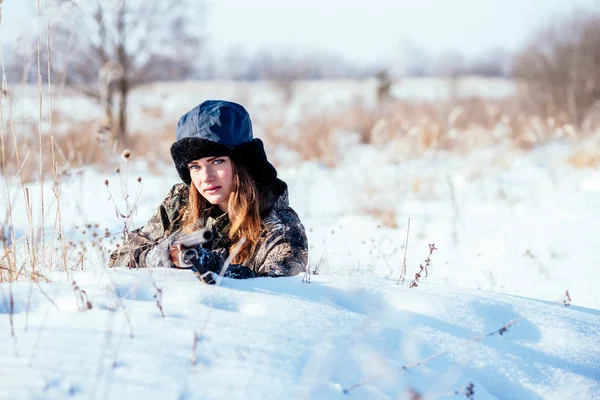 Piękna dziewczyna hunter w kolorze kamuflaż z lornetką i — Zdjęcie stockowe