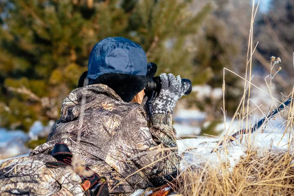 Mujer cazadora en ropa de camuflaje lista para cazar, sosteniendo un arma de fuego —  Fotos de Stock