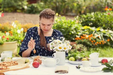 Yaz yeşil bahçesinde çay içme mutlu güzel kız.