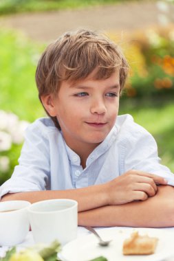 Yaz yeşil bahçesinde çay içme mutlu güzel çocuk