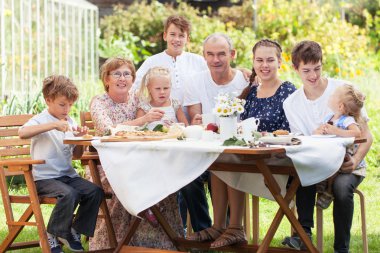 En güzel mutlu aile bahçe içinde