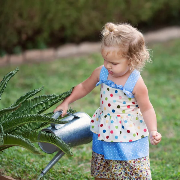Szorgalmas csinos kislány nyári kert, virágok öntözése. — Stock Fotó