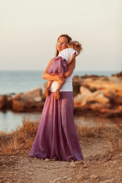 Portret van Happy Mother en kleine dochter — Stockfoto