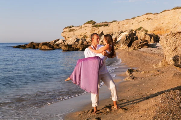 Счастливая романтическая пара на пляже — стоковое фото