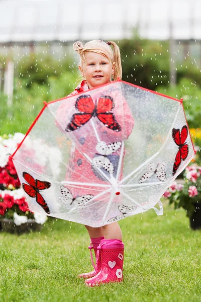 Ernsthafte nachdenkliche hübsche kleine Mädchen in rotem Regenmantel mit Regenschirm spazieren im Park Sommer — Stockfoto