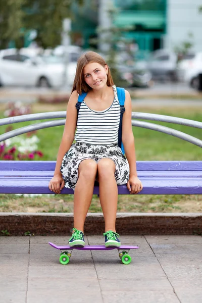 Schöne und modische junge Frau posiert mit Skateboard — Stockfoto