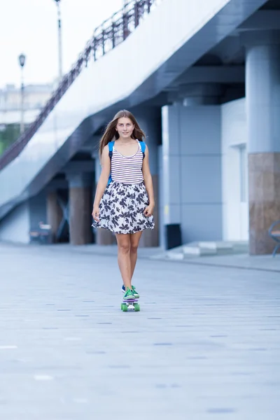 Junge süße Schulmädchen fährt Skateboard auf der Straße — Stockfoto