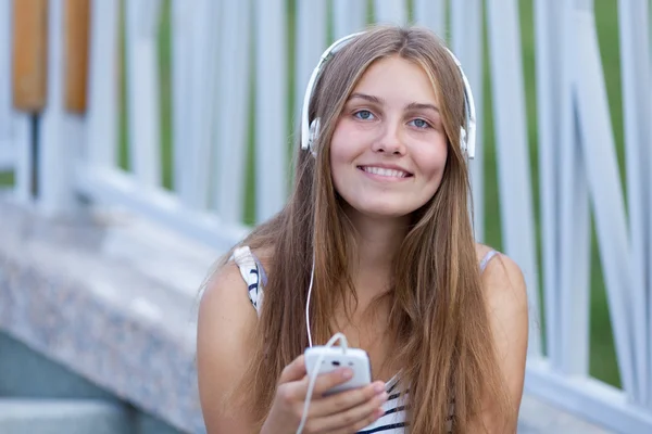 美丽，快乐的年轻女孩，与智能手机的肖像 — 图库照片