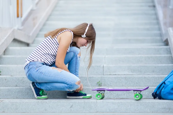 Portrait de belle jeune fille heureuse avec smartphone — Photo