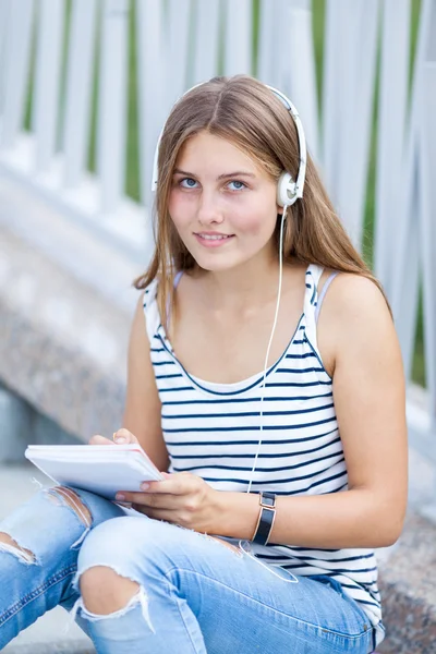 Ritratto di Bella, felice ragazza con smartphone — Foto Stock