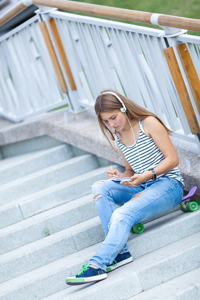 Portrét krásné, šťastné mladá dívka s smartphone — Stock fotografie