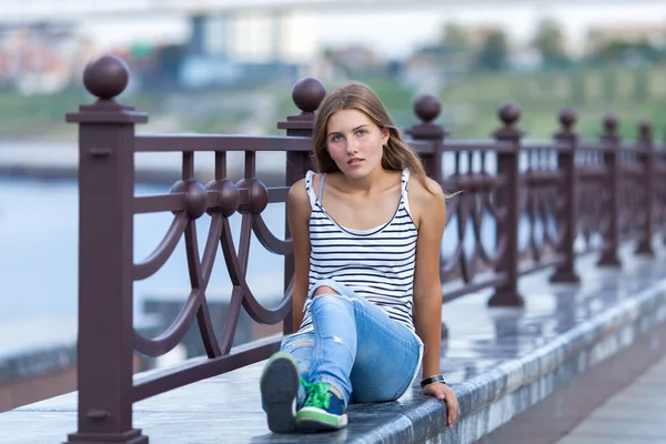 Portrait de belle jeune fille heureuse — Photo