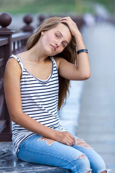 Porträt eines schönen, glücklichen jungen Mädchens — Stockfoto