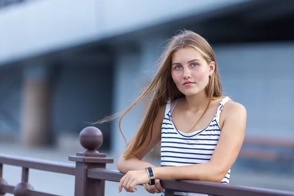 Porträtt av vacker, glad ung flicka — Stockfoto