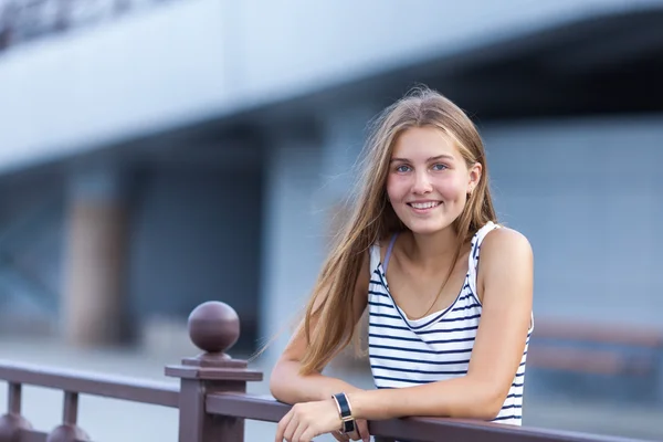 Porträtt av vacker, glad ung flicka — Stockfoto