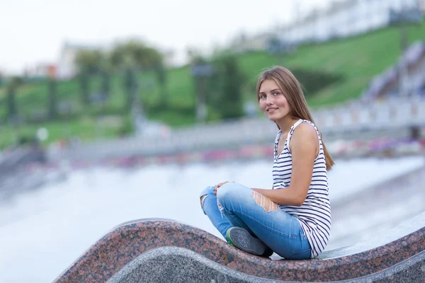 Portret van mooi, gelukkig jong meisje — Stockfoto